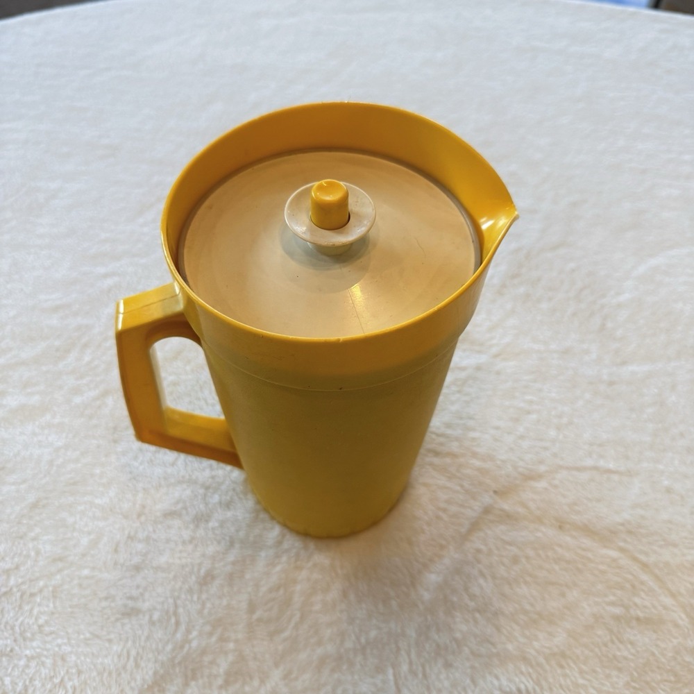 Vtg Tupperware Yellow Orange Pitcher w Push Button Sheer Lid 2Qt